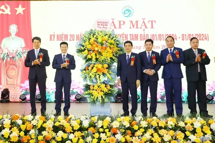 Lãnh đạo tỉnh Vĩnh Phúc chúc mừng huyện Tam Đảo.