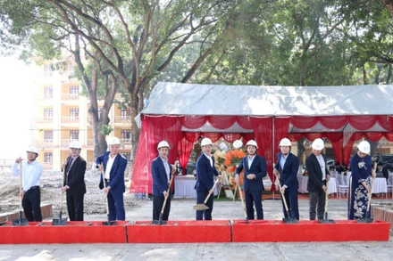 Thực hiện nghi thức khởi công dự án.