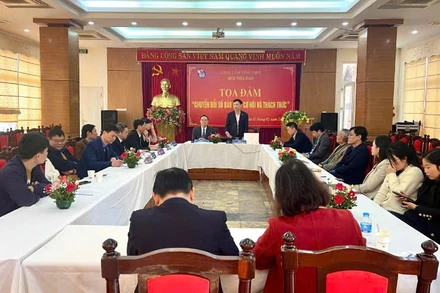 Quang cảnh buổi tọa đàm.