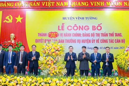 Phó Bí thư Thường trực Tỉnh ủy Bùi Huy Vĩnh, Phó Chủ tịch Ủy ban nhân dân tỉnh Nguyễn Khắc Hiếu chúc mừng thị trấn Thổ Tang.