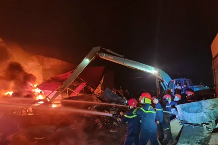 Lực lượng Công an khống chế đám cháy tại cơ sở tái chế nhựa xã Yên Đồng, huyện Yên Lạc. 