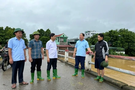 Lãnh đạo huyện Lập Thạch quyết định đóng cầu Chang, xã Bắc Bình vì lũ dâng cao.
