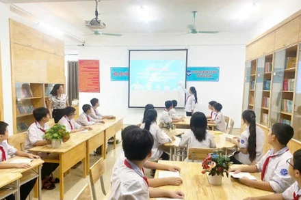 Buổi tự học tại thư viện Trường trung học cơ sở Vĩnh Tường.