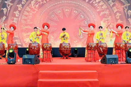 Chương trình biểu diễn nghệ thuật tại Ngày hội du lịch xuân.