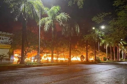 Ngọn lửa lan nhanh sang nhiều ki-ốt.