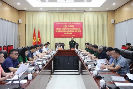 Đại tá Hoàng Nam Chung, Chính ủy Bộ Chỉ huy Quân sự tỉnh Vĩnh Phúc trao đổi thông tin về cuộc thi báo chí.