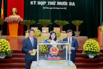 Các đại biểu bỏ phiếu tín nhiệm.