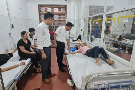 Giám đốc Sở Y tế Vĩnh Phúc Lê Hồng Trung thăm hỏi bệnh nhân tại Trung tâm y tế thành phố Vĩnh Yên.