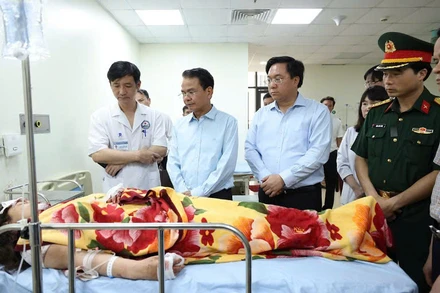 Lãnh đạo tỉnh Vĩnh Phúc động viên các nạn nhân vụ tai nạn.