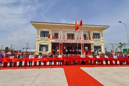 Các đồng chí lãnh đạo cắt băng khánh thành tổ hợp văn hóa, thể thao.