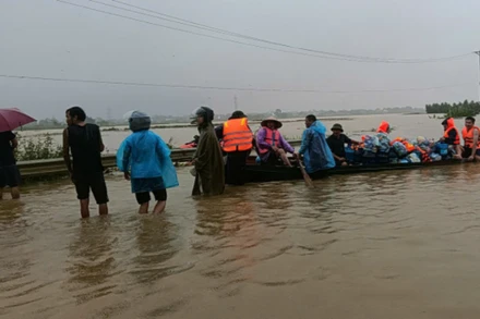 Chuyển hàng cứu trợ cho người dân xã Sơn Đông, huyện Lập Thạch.