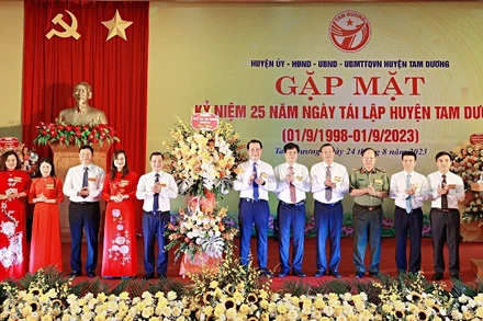 Các đồng chí lãnh đạo tỉnh Vĩnh Phúc chúc mừng huyện Tam Dương.