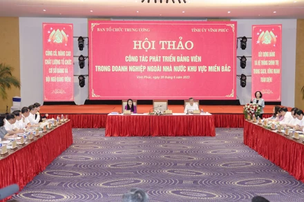 Toàn cảnh hội thảo phát triển đảng viên trong doanh nghiệp ngoài nhà nước.