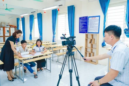 Thí sinh bị gãy tay được hỗ trợ tại Hội đồng coi thi Trường THPT Đồng Đậu (huyện Yên Lạc). 