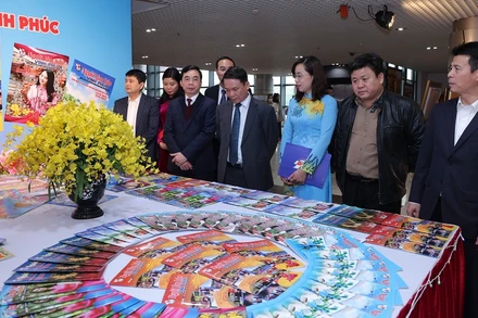 Các đồng chí lãnh đạo thăm gian trưng bày báo, tạp chí.