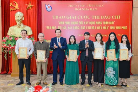 Trao giải A cuộc thi "Văn hóa, du lịch, xây dựng Làng văn hóa kiểu mẫu" tỉnh Vĩnh Phúc.