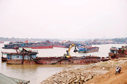 Hoạt động kinh doanh vận tải thủy tại thôn Việt An rất sôi động.