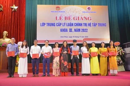 Bế giảng lớp Trung cấp lý luận chính trị tại Trường Chính trị tỉnh Vĩnh Phúc 