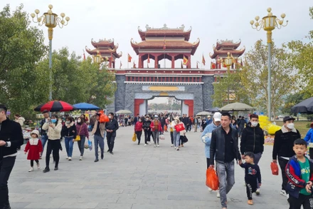 Đông đảo du khách đến Khu danh thắng Tây Thiên tại huyện Tam Đảo sáng 29/1.