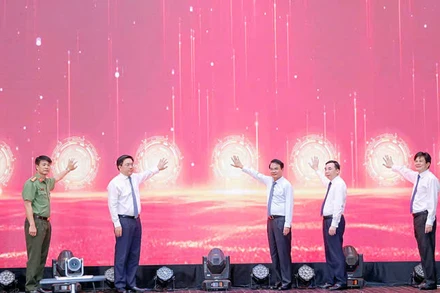 Lãnh đạo tỉnh Vĩnh Phúc thực hiện nghi thức phát động phong trào thi đua.