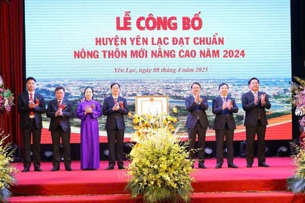 Thường trực Tỉnh ủy Vĩnh Phúc chúc mừng huyện Yên Lạc.