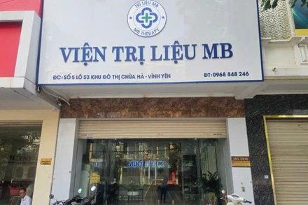 Biển hiệu “Viện trị liệu MB” tại khu đô thị Chùa Hà Tiên, thành phố Vĩnh Yên, chưa được tháo dỡ.