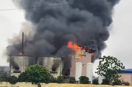 Nhà xưởng 4 tầng đang bốc cháy.