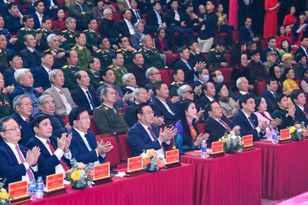 Các đồng chí lãnh đạo, nguyên lãnh đạo Đảng, Nhà nước dự lễ kỷ niệm. (Ảnh Duy Linh).