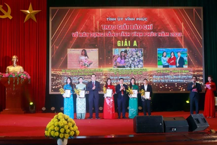 Các tác giả, nhóm tác giả nhận giải A.