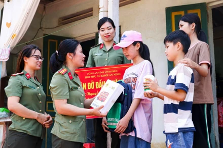 Tặng quà cho trẻ mồ côi là con nuôi của Hội Phụ nữ Khối An ninh. 