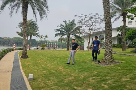 Cán bộ phường Đống Đa kiểm tra khu đất của Công ty cổ phần tập đoàn sản xuất ống thép Việt Đức.