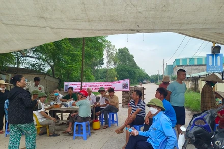 Người dân chặn lối vào nhà máy gạch.