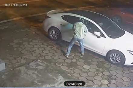 Hình ảnh đối tượng phá cửa kính, trộm cắp tài sản trong xe ô-tô. (Ảnh do Công an cung cấp)