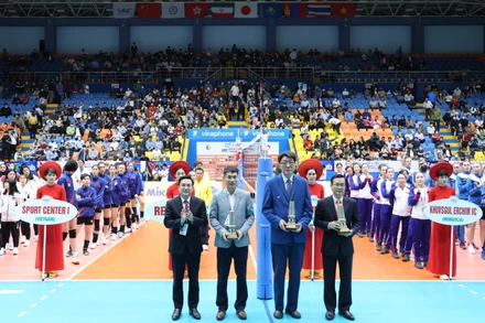 Ban Tổ chức trao quà lưu niệm cho các đội.