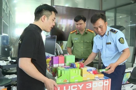 Tạm giữ gần 600 sản phẩm, phụ kiện thuốc lá điện tử tại thị trấn Bá Hiến, huyện Bình Xuyên. (Ảnh: HH)