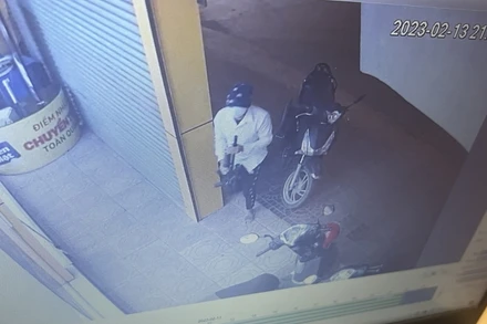 Đối tượng mang theo vật giống khẩu súng xông vào cửa hàng (Ảnh chụp từ camera).