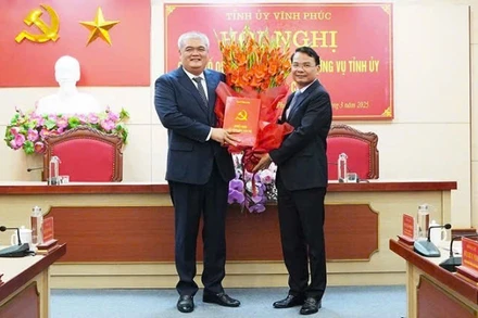 Bí thư Tỉnh ủy Vĩnh Phúc (phải) chúc mừng tân Bí thư Thành ủy Phúc Yên.
