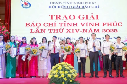 Trao giải A cho các tác giả.