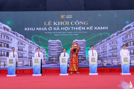 Các đại biểu thực hiện nghi thức khởi công dự án.