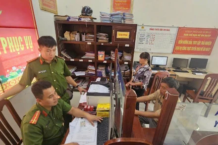 Công an xã Bồ Lý, huyện Tam Đảo giải quyết thủ tục hành chính tại trụ sở.