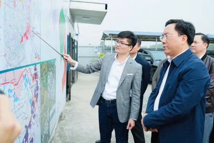 Chủ tịch Ủy ban nhân dân tỉnh Trần Duy Đông kiểm tra công tác giải phóng mặt bằng Khu công nghiệp Nam Bình Xuyên. 