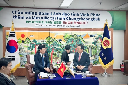 Ông Hwang Young Ho, Chủ tịch Hội đồng tỉnh Chungcheongbuk, tiếp Đoàn công tác tỉnh Vĩnh Phúc. 