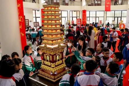 Tháp gốm men Chùa Trò (được phục dựng tỷ lệ 1:1) thu hút sự quan tâm của nhiều người.