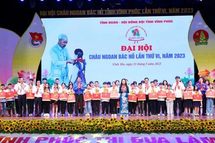 Lãnh đạo tỉnh và Trung ương Đoàn tặng giấy khen cho các đại biểu "Cháu ngoan Bác Hồ" tiêu biểu.