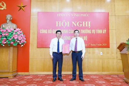 Đồng chí Bùi Huy Vĩnh, Ủy viên Thường trực Ban Thường vụ Tỉnh ủy, Trưởng Ban Tuyên giáo Tỉnh ủy (bên phải) chúc mừng đồng chí Hà Văn Quyết.