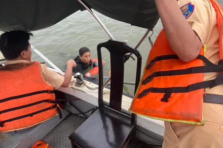 Tổ tuần tra tiếp cận người bị nạn. (Ảnh: Cảnh sát giao thông cung cấp)