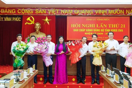 Thường trực Tỉnh ủy chúc mừng các đồng chí mới được bầu và được chỉ định.