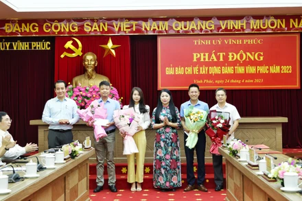 Thường trực Tỉnh ủy Vĩnh Phúc tặng hoa các nhà báo có tác phẩm đạt giải báo chí Búa liềm vàng lần thứ 7.