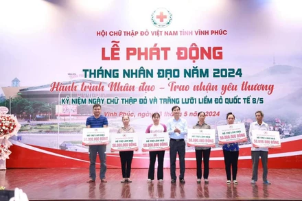 Bí thư Tỉnh ủy Dương Văn An trao hỗ trợ xây nhà Chữ thập đỏ tặng các hộ gia đình có hoàn cảnh đặc biệt khó khăn.