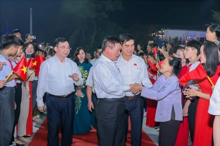 Phó Thủ tướng Hồ Đức Phớc và lãnh đạo Tỉnh ủy Vĩnh Phúc chung vui với nhân dân thôn Chiến Thắng.